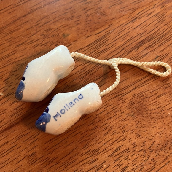 Adorable souvenir tiny hand made ceramic shoes from Holland! - Picture 8 of 12